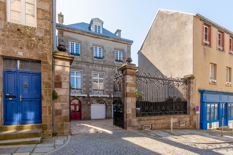 Façade XVIIᵉ siècle de l'Hôtel Particulier Le Mengnonnet, porte cochère et grille en fer forgé