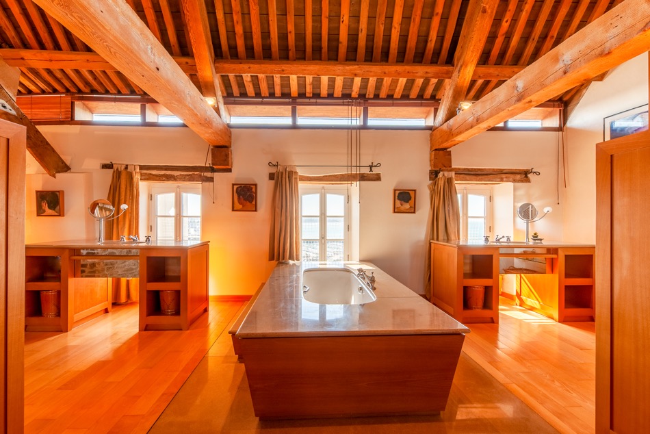 Salle de bains sous charpente apparente