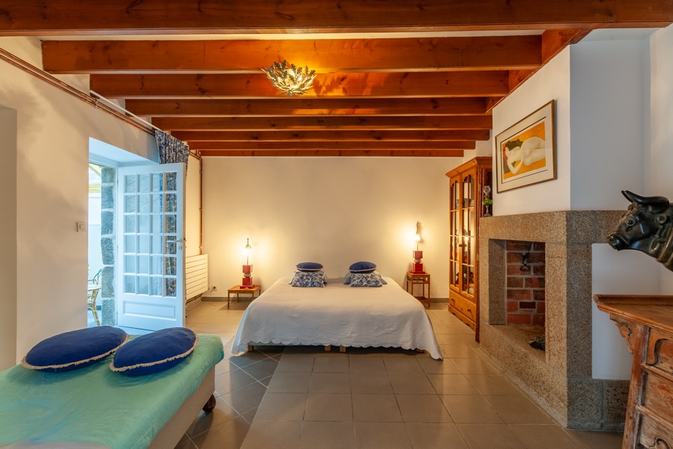 Chambre avec cheminée en brique