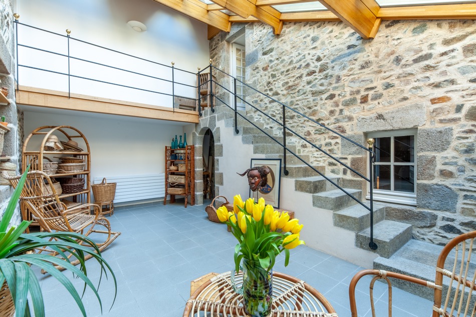 Patio intérieur sous verrière, en pierre apparente