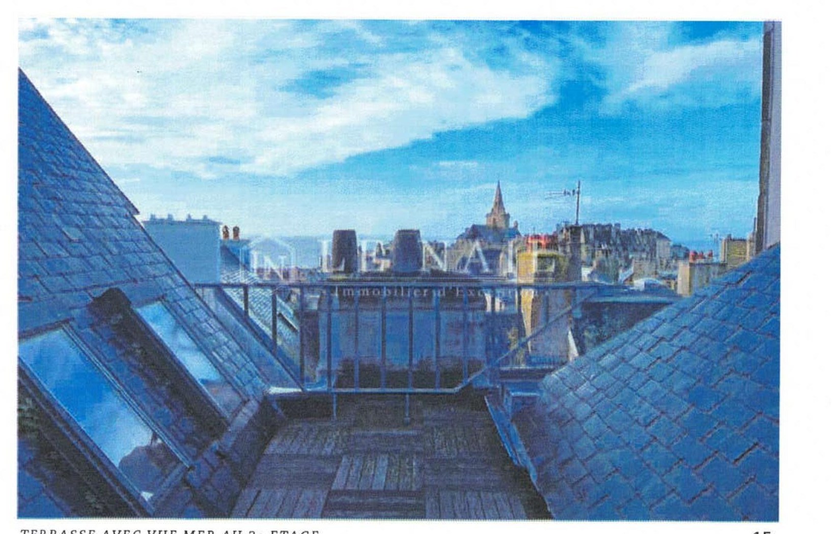 Terrasse du 3ᵉ étage offrant une vue panoramique sur la mer et le clocher