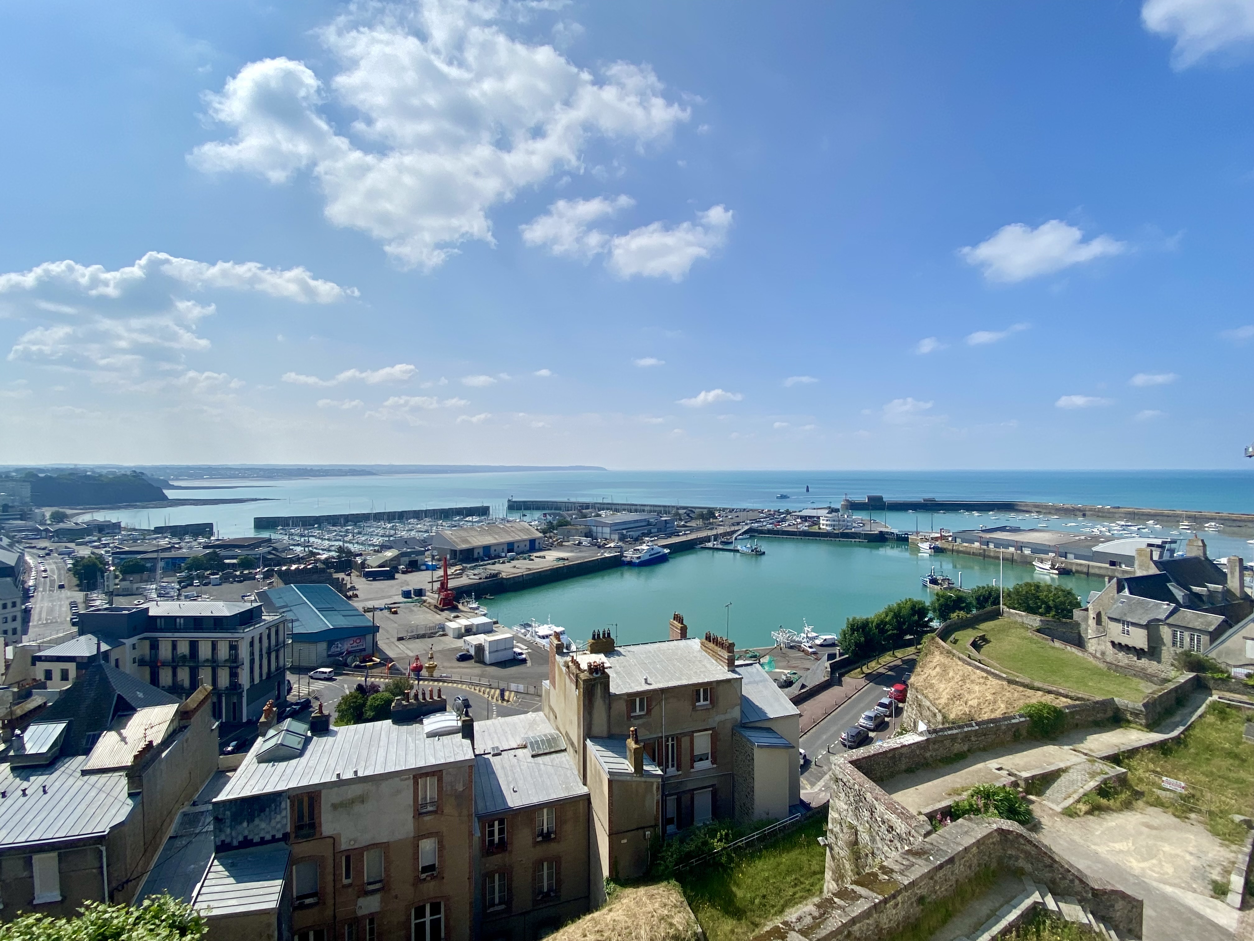 Panorama sur le port de Granville et la Manche depuis la demeure