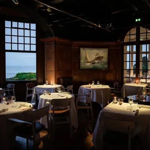 Cancale — table gastronomique et huîtres de la baie