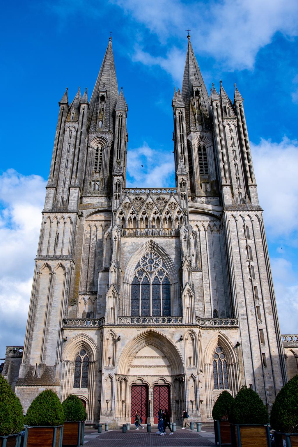 Cathédrale Notre-Dame de Coutances — façade gothique aux flèches élancées