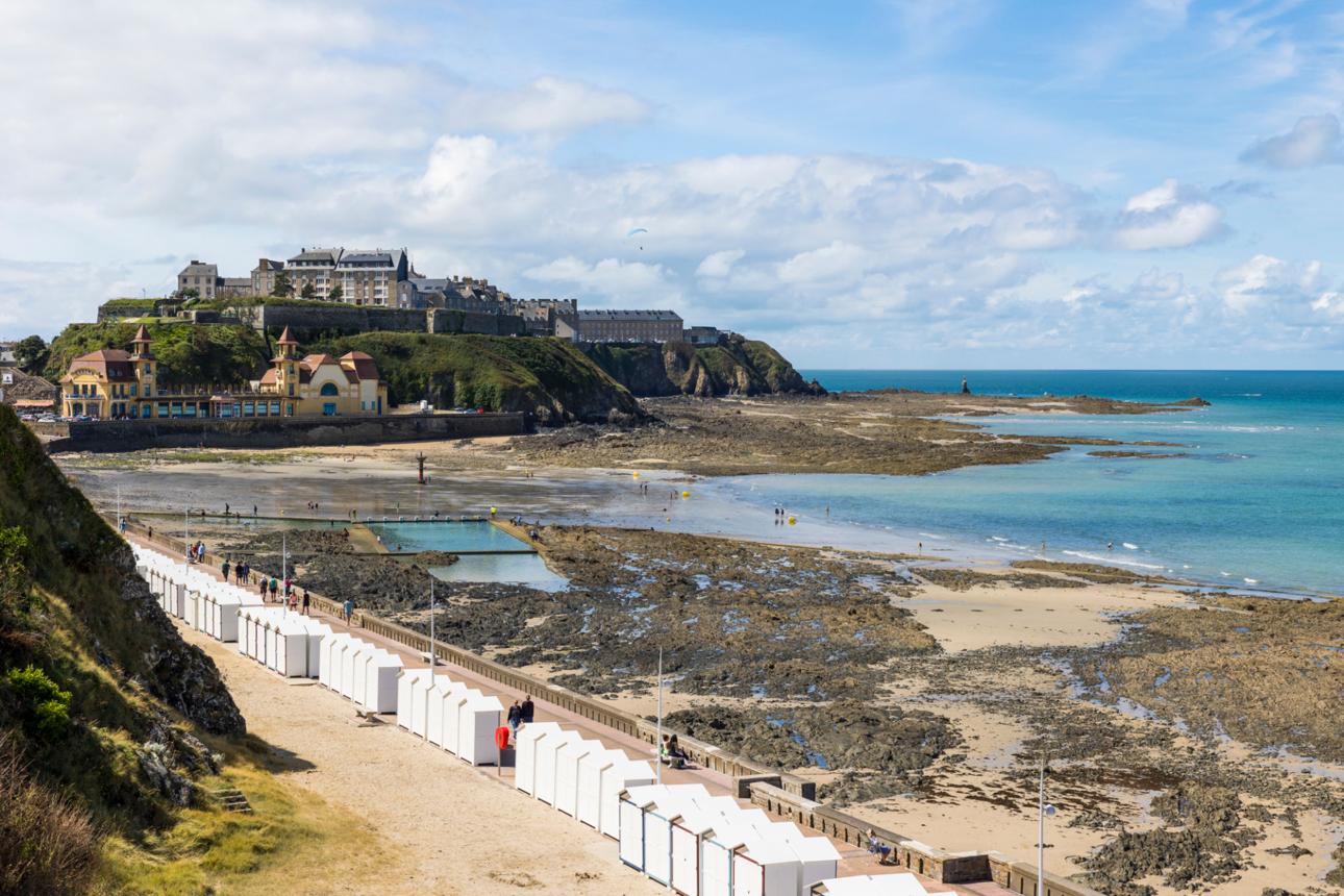 Plage du Plat Gousset à Granville — sable, promenade et mer
